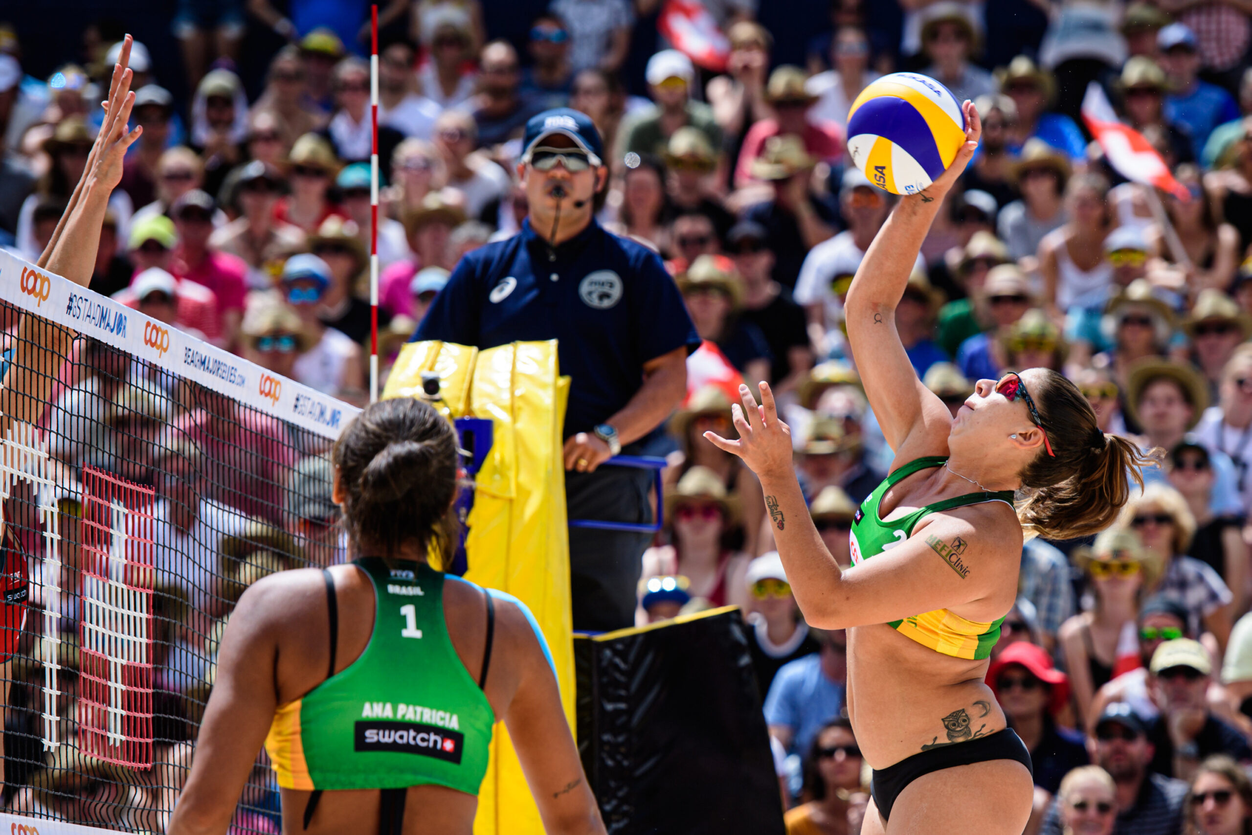 Rebecca celebrates No. 27 at home – FIVB